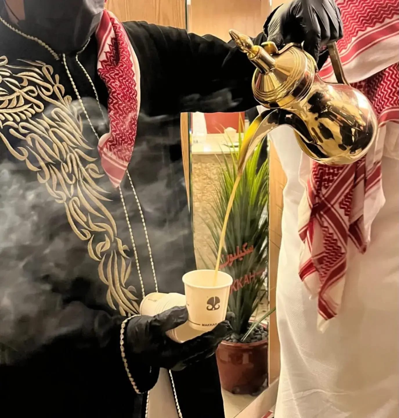 قهوجي فعاليات وشركات في الرياض يقدم القهوة العربية للضيوف